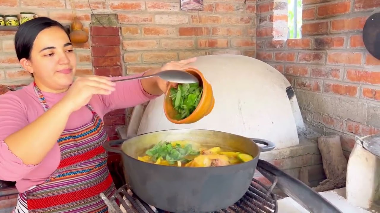 Sopa o caldo de gallina india