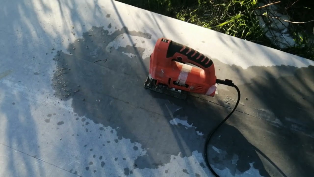 Как распилить плоский шифер без пыли. - YouTube