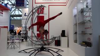 Прекрасные акробатические трюки на одном из стендов выставки Электро 2017 в Москве