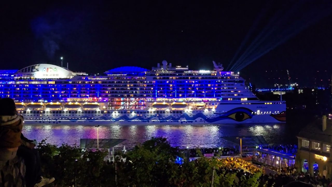 Cruise Days Hamburg 2025 Auslaufparade mit Feuerwerk 