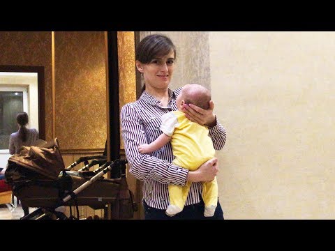 ВЛОГ Нянчим малыша Идем прокалывать ушки Юляшке Новые куклы Алины Glimmies