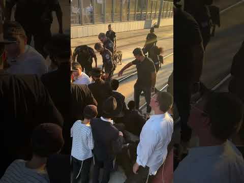 Extremists block entrance of Tunnel protesting the IDF Draft