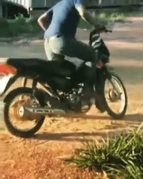 Status Whatsapp lucu , salah injak rem motor bukan starter