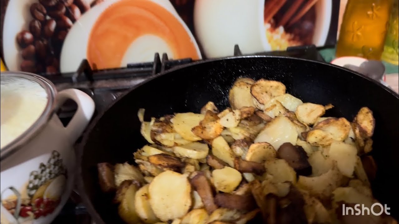 Жареный картофель на сале ,домашние ,маринованные грибы и скумбрия консервы.Вкусный ужин!#Едавкусно 