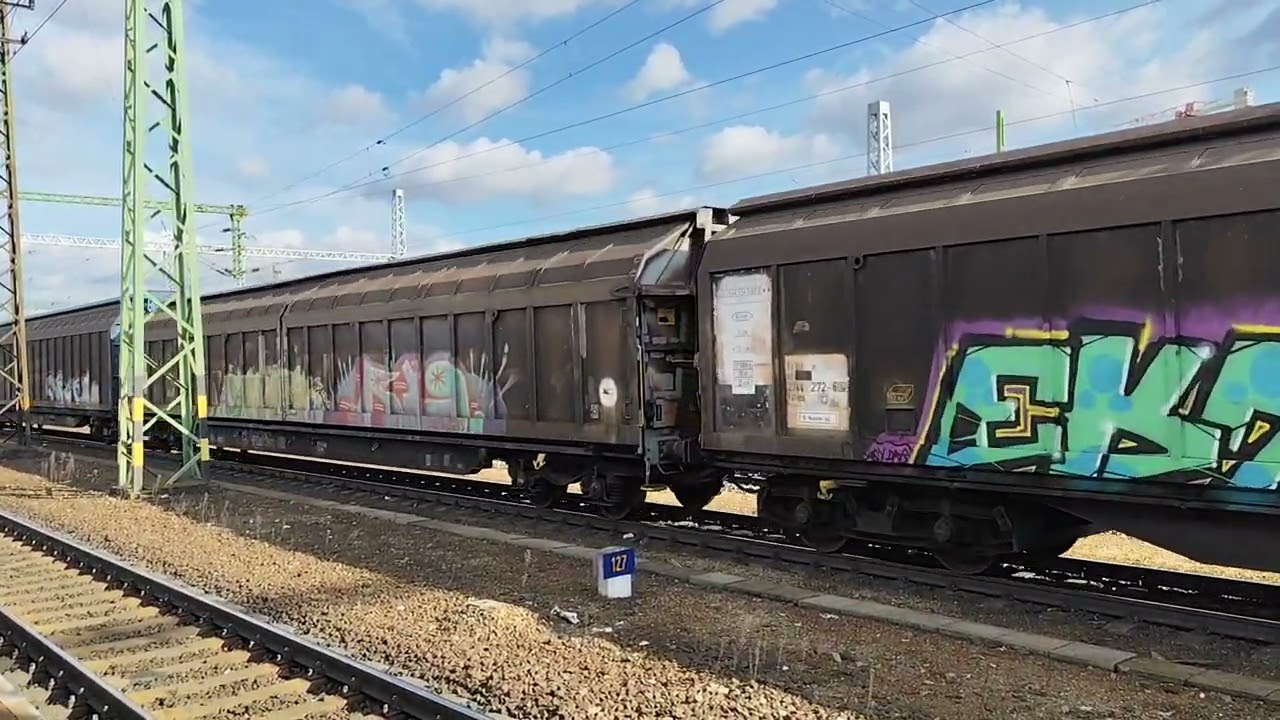 GYSEV V43 333-as Szili mozdony halad át tehervonatával Budapest-Kelenföldön