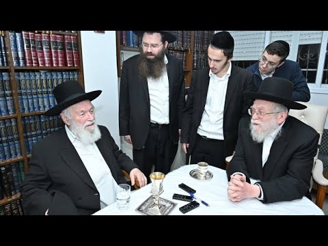 ביקור היסטורי. עמוד ההוראה הגר״י זילברשטיין בביקור אצל גיסו הגרב״ד אלישיב (צילום שלום קרויס)