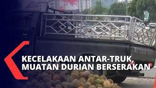 Tabrakan Antara Mobil Pikap & Truk di Tol Kebun Jeruk, Muatan Durian dan Hebel Berhamburan ke Jalan