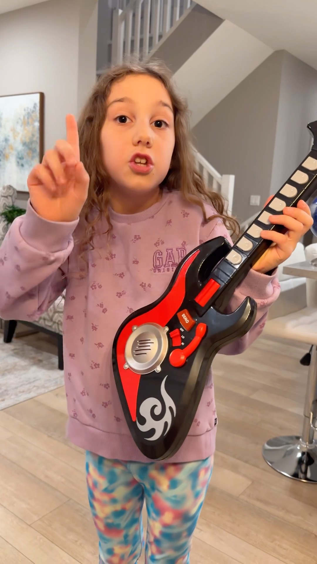 The great sister- Sierra helps Rhia and fixes her guitar ?