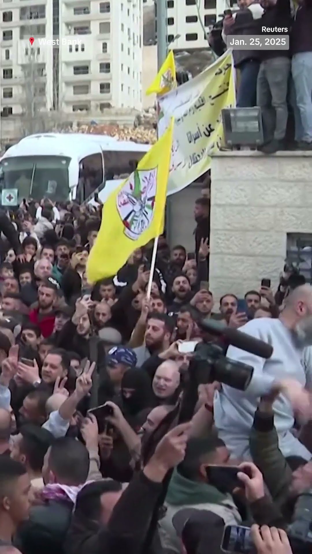 Thousands celebrate following release of Palestinian prisoners