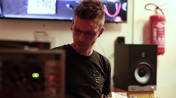 Walker F. presenting Make Noise at SchneidersLaden
