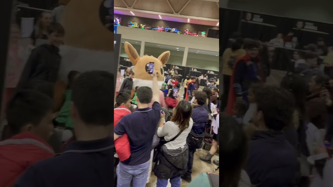 Giant eevee at Toronto Comic con 🇨🇦 