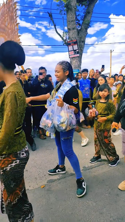 Download lagu Gila Mbak Desi Afrika Full Saweran Di Karnaval Sound Horeg Sampai 3 Kantong Uang #desiafrika