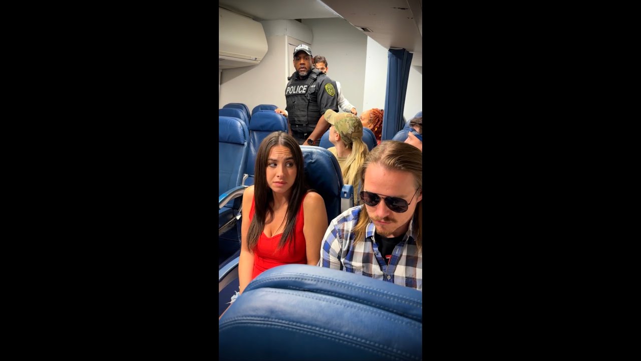 О боже, она подала сигнал о помощи в самолете 😱