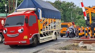 Super Sibuk Di Jpl Palang Pintu Kereta Pasir Muncang Truk Kontainer, Truk Molen, Mirip Frank Tayo
