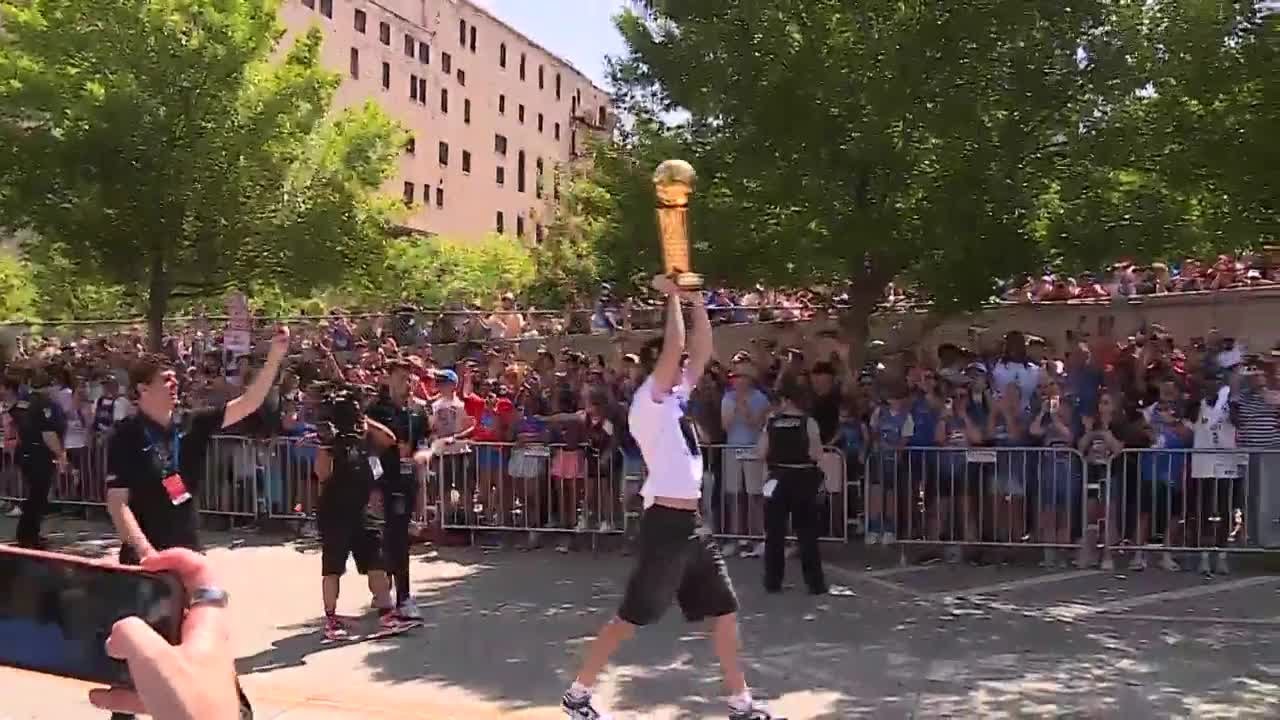 WATCH: Thunder players get off bus to celebrate, shower fans with champagne