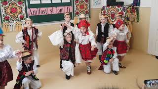 первоклассники из закарпатие! танцуют народный танец...