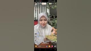 MAMI FIKOH EATS NOODLES IN A CAFE, WHILE LISTENING TO HER OWN SONG