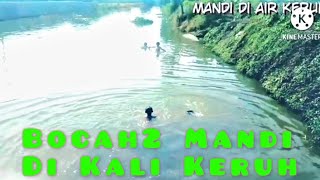 Serunya bocah bocah mandi di Kali keruh