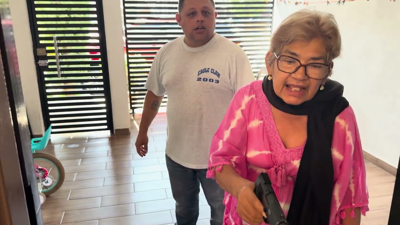 Así es como doña Carlota saca a los inquilinos que no quieren pagar la renta (video comedia)￼￼