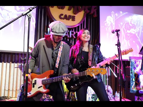 Fia ngeRock di Hard Rock Cafe Jakarta bareng Rocket Dive (I Like Monday)