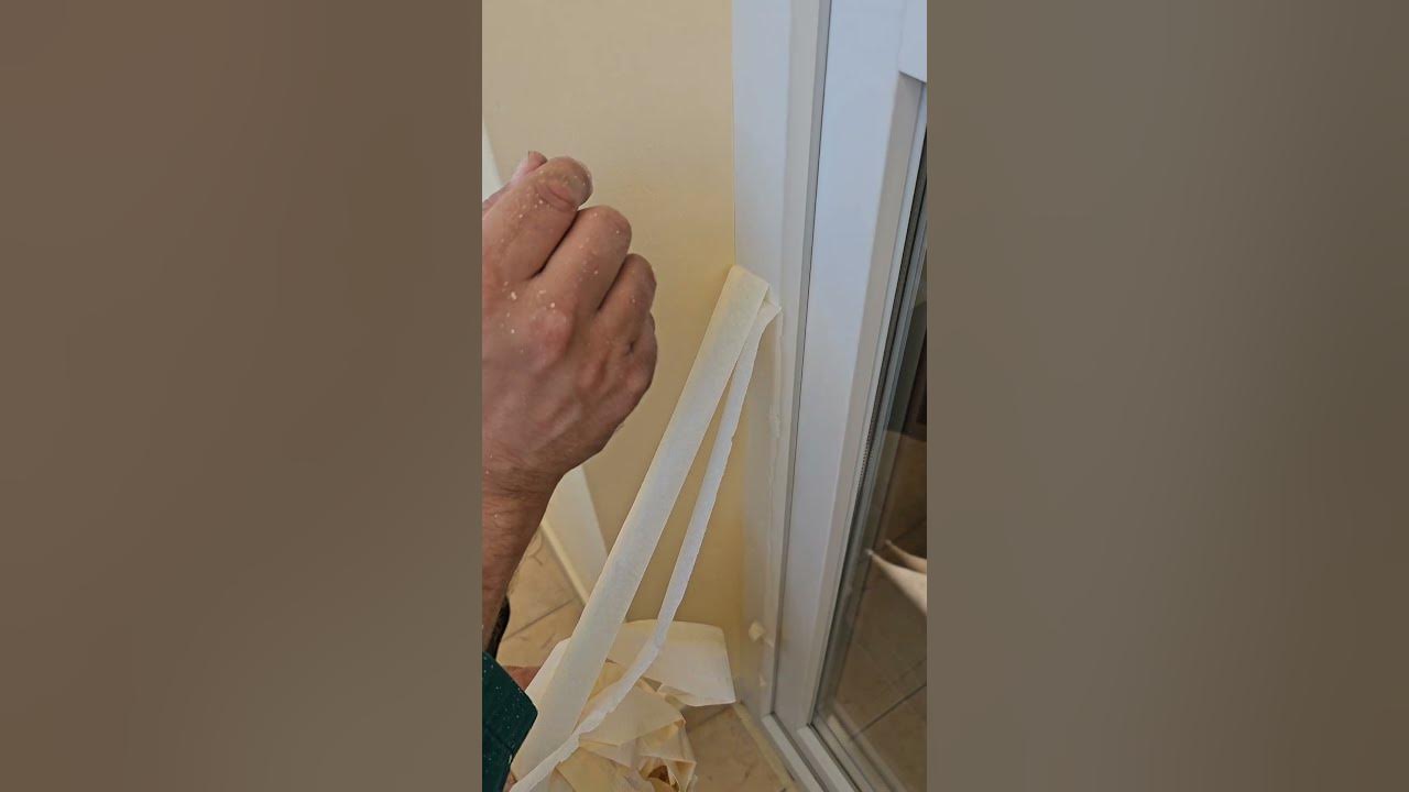 Махане на хартиено тиксо от ПВЦ дограма след боядисване с фасаген ...