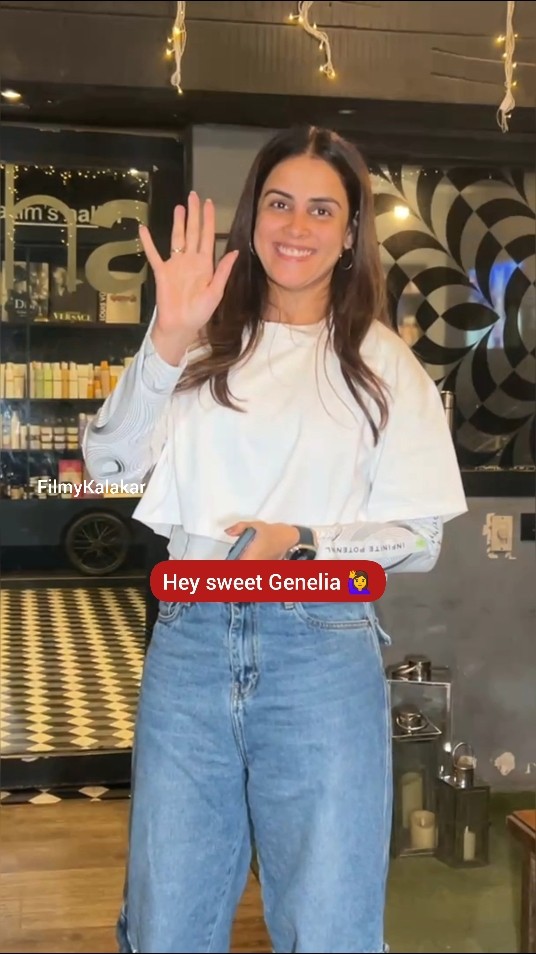 #geneliadsouza effortlessly spreading smiles as she gets spotted in Bandra ? #filmykalakar