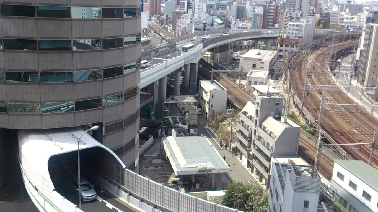ビルの中を通る高速道路 YouTube