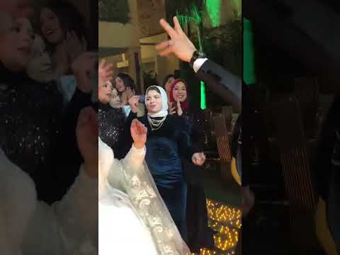 هيصااا الشاب بي عل الترابيزه والفلوس نزلها عليهااوهيصاااا