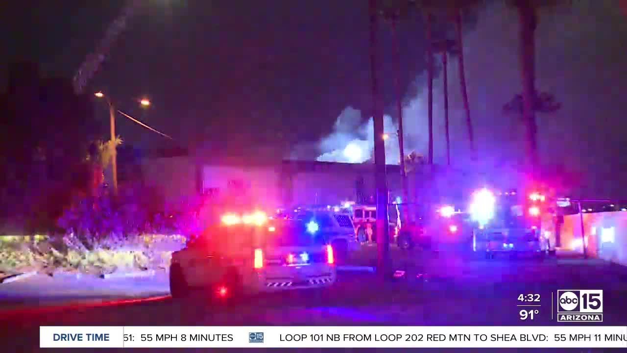 Large fire breaks out at Phoenix apartment complex - YouTube