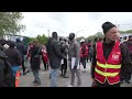 Paris: hommage familial et syndical à l'ouvrier décédé sur un Mp3 Song