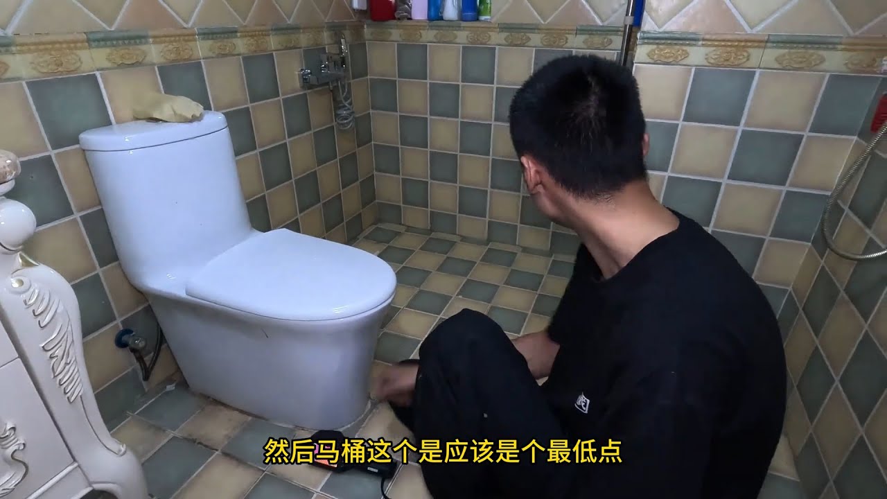 楼上往楼下漏水，楼下接水洗衣服，又买礼物又道歉，最后发现…