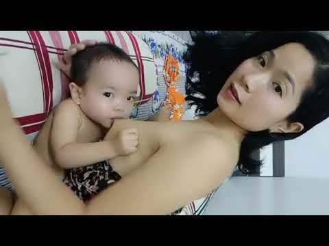 mama muda sedang menyusui | tutorial menyusui bayi dengan benar #asi #breastfeeding