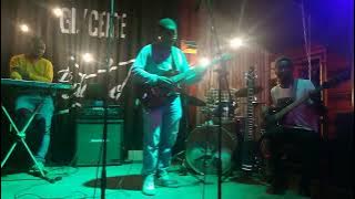 Common dialogue do Jimmy Dludlu Rock Dellura interpretando e improvisando na guitarra ao jam