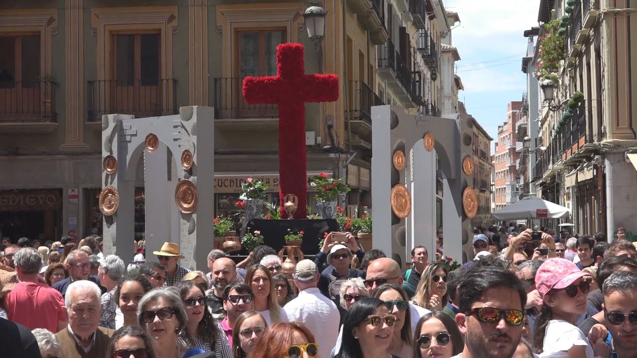 Granada vuelve a su Día de la Cruz más tradicional YouTube