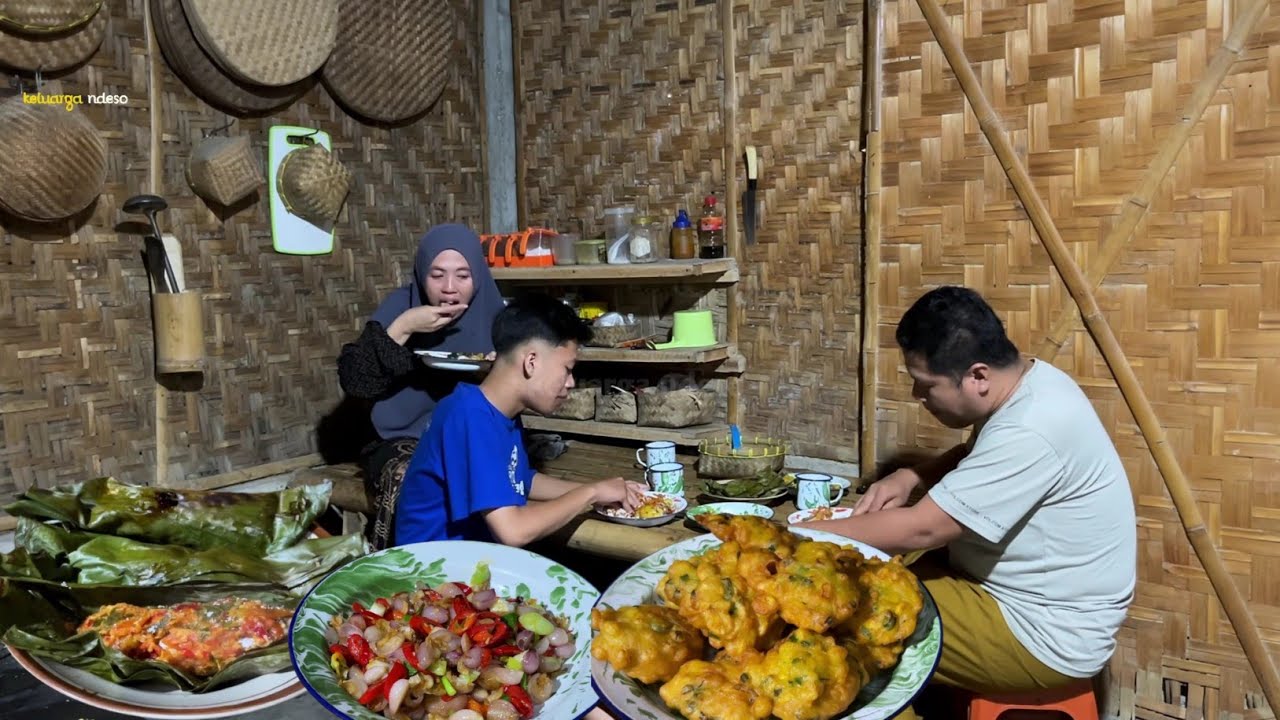 Pepes pindang tongkol, tumis bawang udang rebon, bakwan jagung, makan bersama keluarga,masakan desa