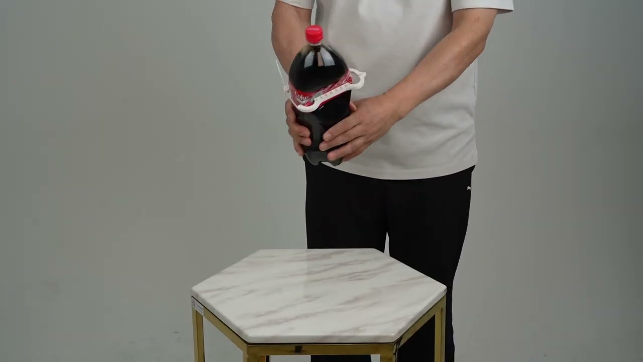 もう炭酸を逃さない！ペットボトルを「ぎゅっと」掴んで、おいしさ死守