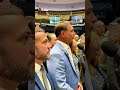 FLÁVIO BOLSONARO OUVINDO SEU NOME