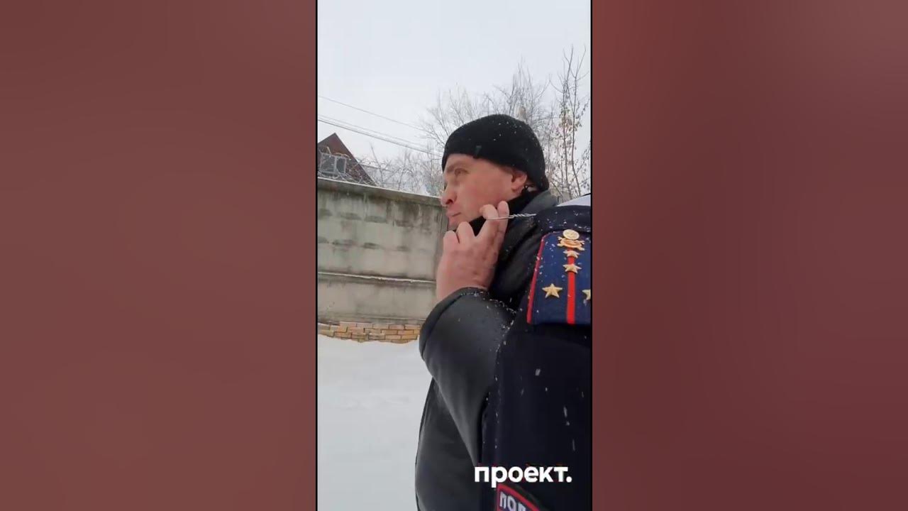 сотрудница полиции. отставки в полиции. отставки в полиции. форма полиции на помойке. отставки в полиции.