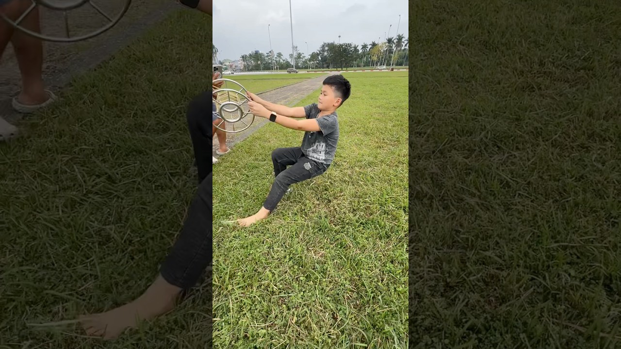 Thả diều cậu bé giữ dây diều kéo rất căng 