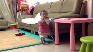 2014 0126 妹將滿10M 敢放手站立一下囉！