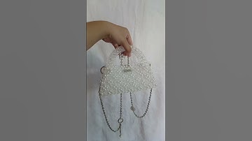 Iris Bag – chiếc túi pha lê ngọc trai trong suốt, sang trọng và cá tính. Xách tay, đeo vai, đeo chéo