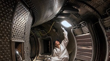 How divertor testing at WEST helps ITER