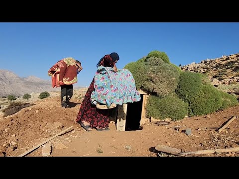 Documentary about the life of a nomadic woman with 3 children & building a wooden hut in the desert