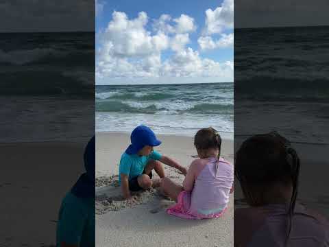 Малыши веселятся на пляже. Короткое видео! #baby #kids #beach #beachday #family #funny