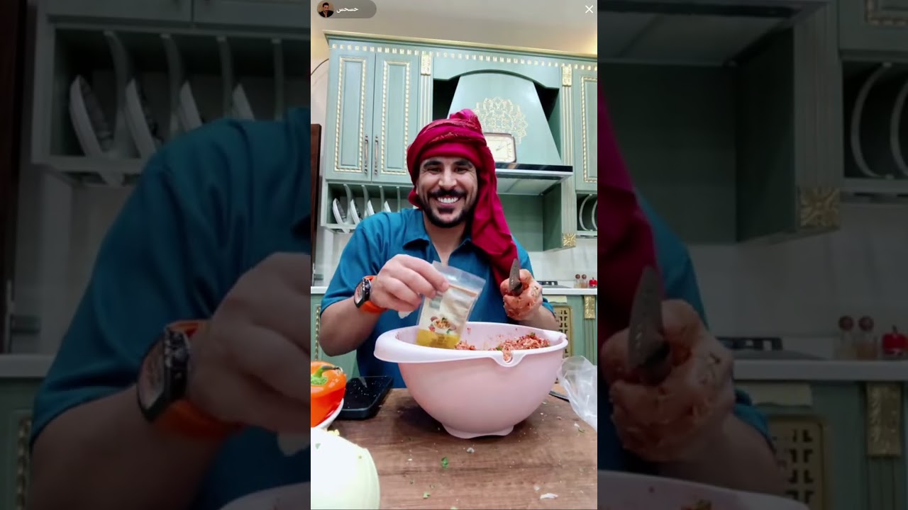 حسحس حسام الامير في المطبخ و يطبخ