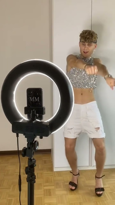 Mattia travestito da DONNA😳