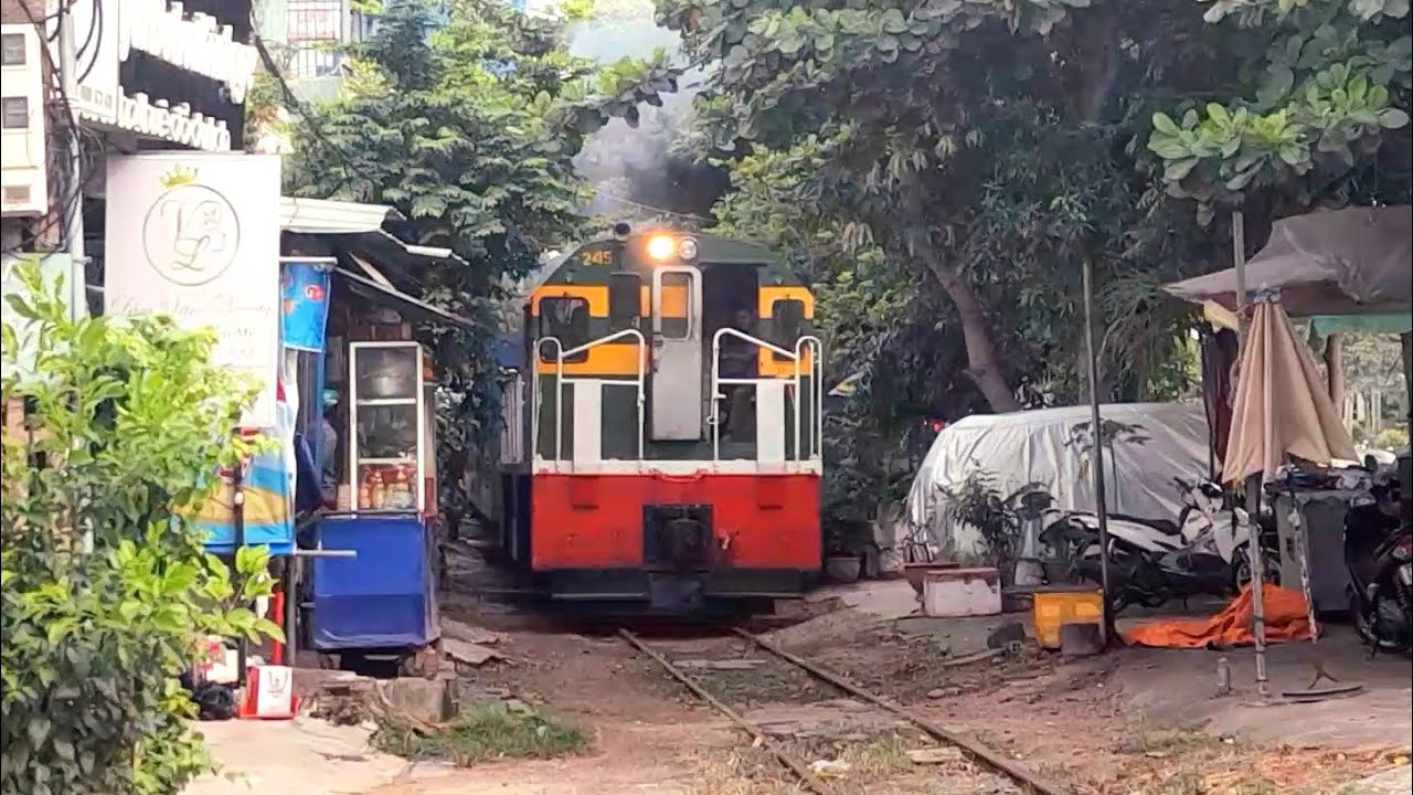 [561] D9E-245 kéo tàu SE29 rời Ga Quy Nhơn (15h31-19/6/2024) - YouTube