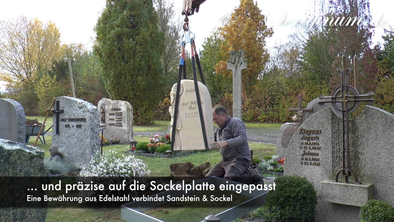 Heller Grabstein „Florenzia“ mit Blumen Relief • Aufbau auf dem Friedhof • von Serafinum.de