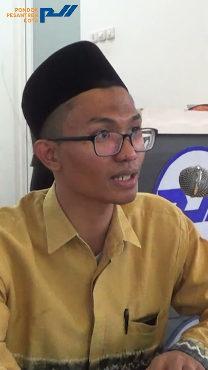 Ustadz SYARIF   Sedang Duduk lagi membaca Al Qur'an dan