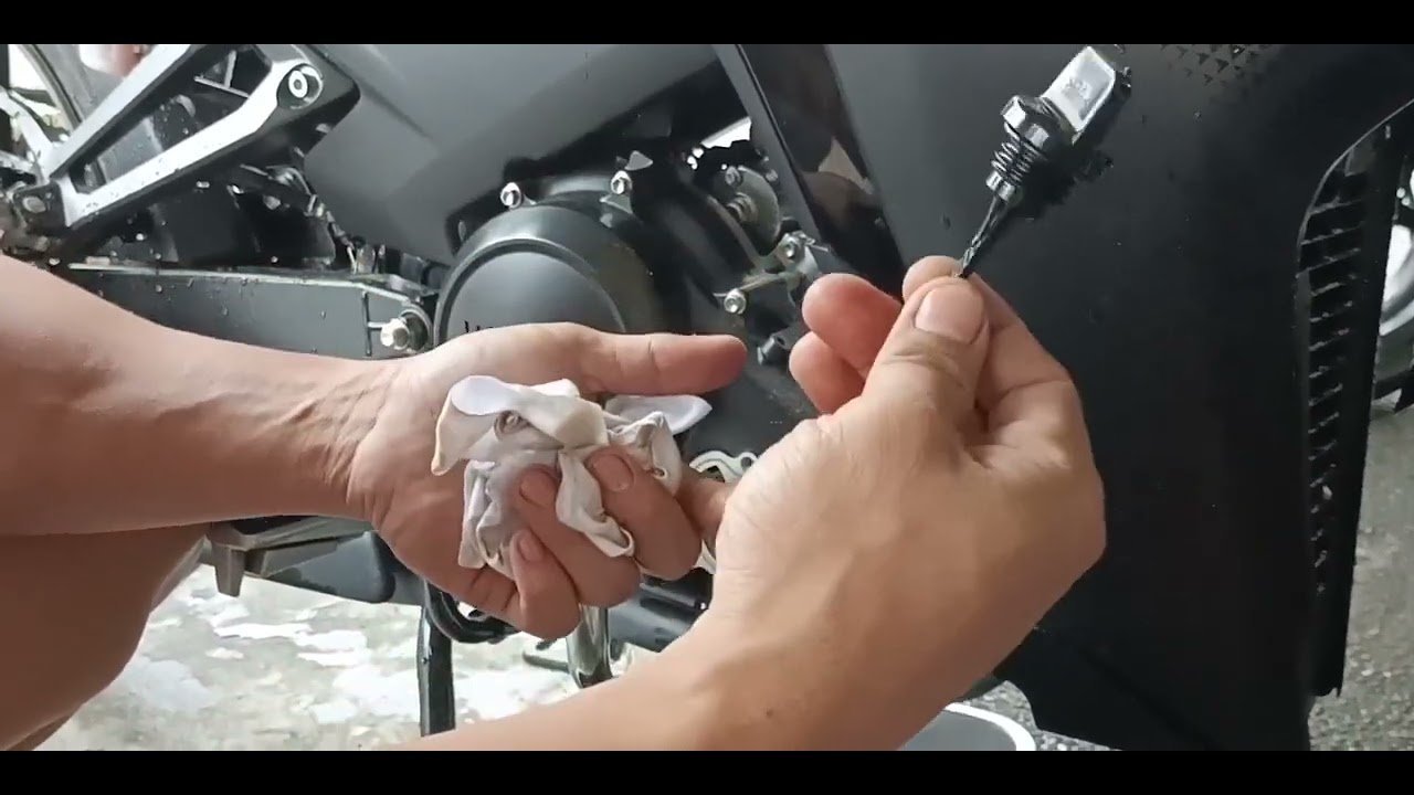 Yamaha Sniper 155 nabilog ang drain plug tamang tools at tamang pag pihit ang kailangan.